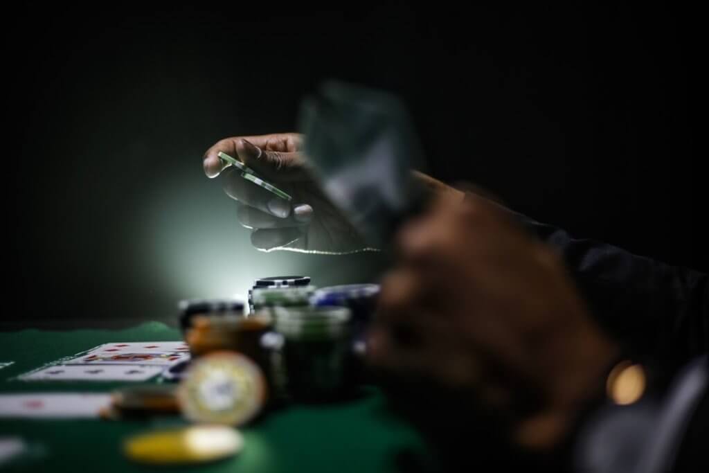 Jouer au poker en ligne pour compléter ses revenus
